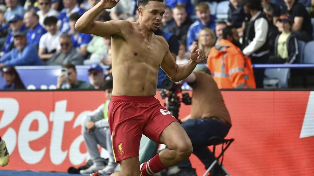 Das Feiern des Meistertitels übte Trent Alexander-Arnold schon mal ohne Liverpool-Shirt