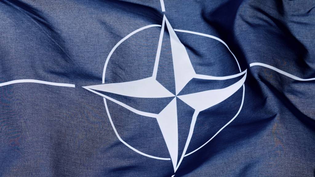 ARCHIV - Eine Nato-Flagge weht im Wind vor dem Veranstaltungsort des Nato-Gipfels in Den Haag. (zu dpa: «Baltenstaaten: Nato muss Luftverteidigung stärken») Foto: Markus Schreiber/AP/dpa