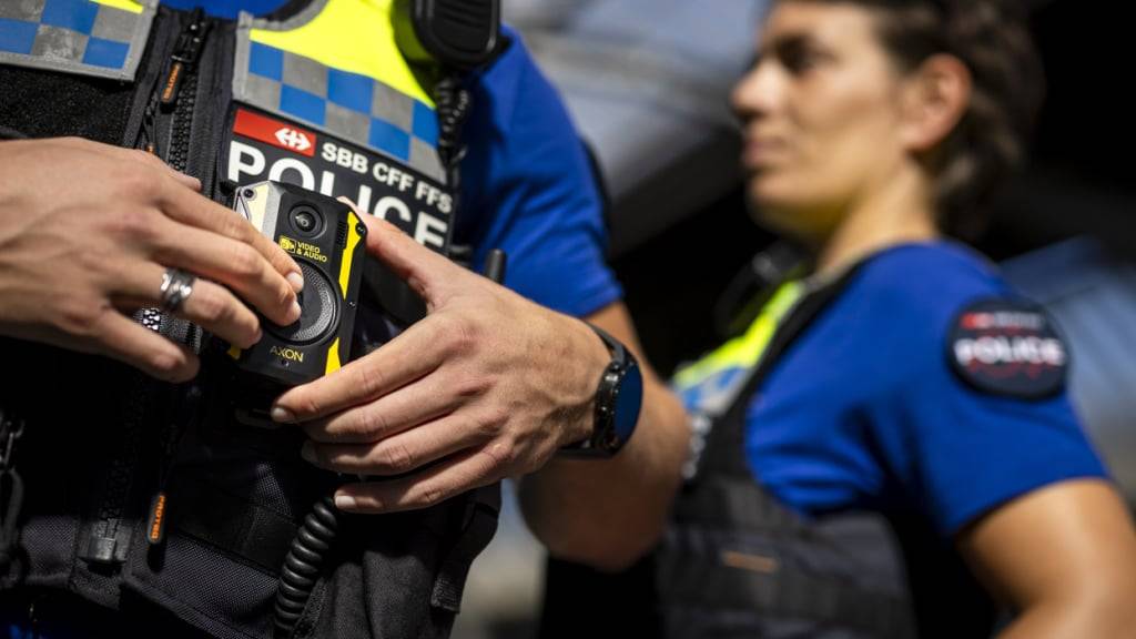 Ein Polizist der Transportpolizei der SBB demonstriert das Starten der Aufzeichnung einer Bodycam Ende August 2024 in Zürich. (Archivbild)