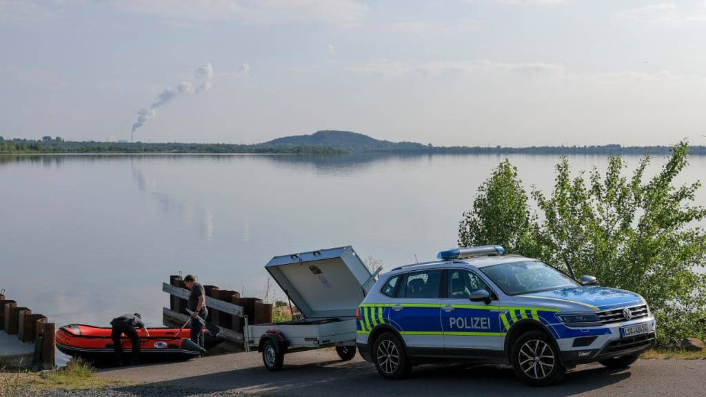 dpatopbilder - Polizisten bereiten ein Schlauchboot am Geiseltalsee vor. Die Behörden suchen nach einer möglichen Großkatze in der Nähe des Sees. Am Vorabend wurde über die Notfall-App NINA eine Warnmeldung abgesetzt. Foto: Jan Woitas/dpa