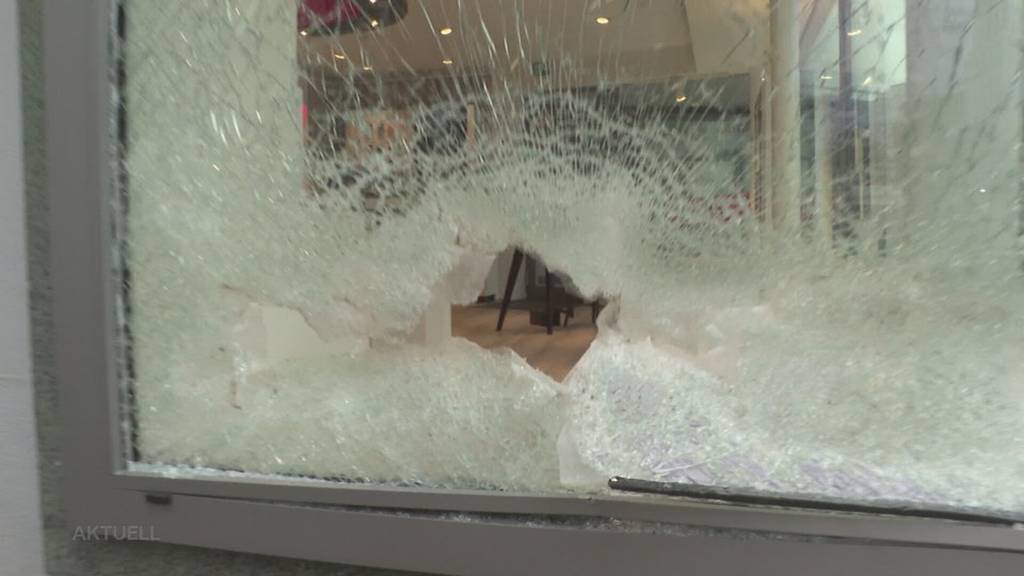 Gleiche Täter in Wohlen? Einbrecher zertrümmern mit Schachtdeckel Schaufenster von Sunrise-Shop