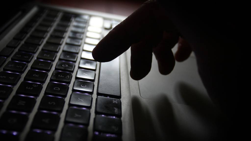 Den Verhafteten werden namentlich schwere Geldwäscherei, Romance Scam sowie Cyber-Betrugsdelikte mit Schäden in Millionenhöhe vorgeworfen. (Symbolbild)