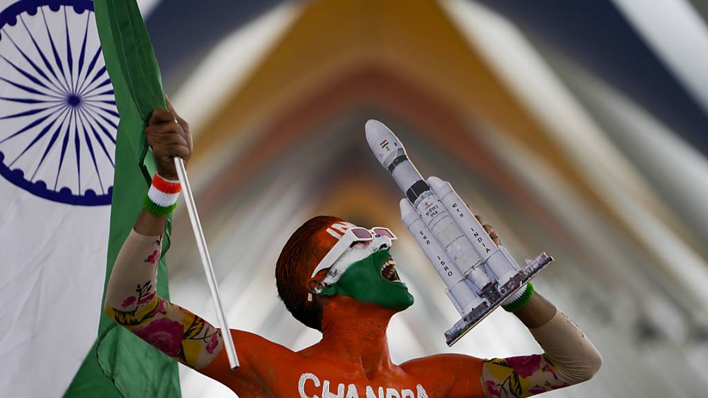 Viele Inder verfolgen voller Vorfreude die bevorstehende Landung. Foto: Ajit Solanki/AP/dpa