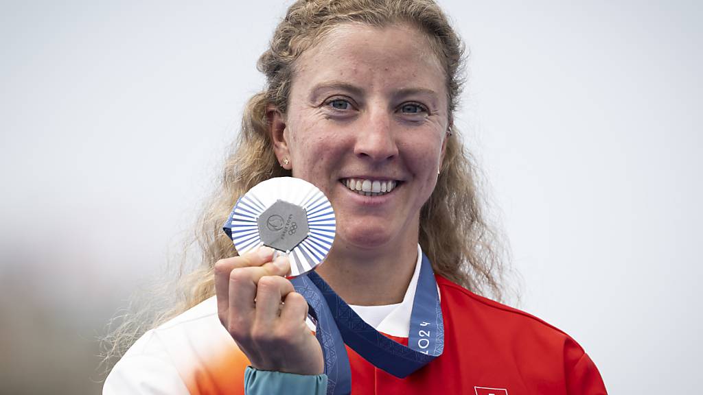 Julie Derron staunt über Gewicht ihrer Silbermedaille