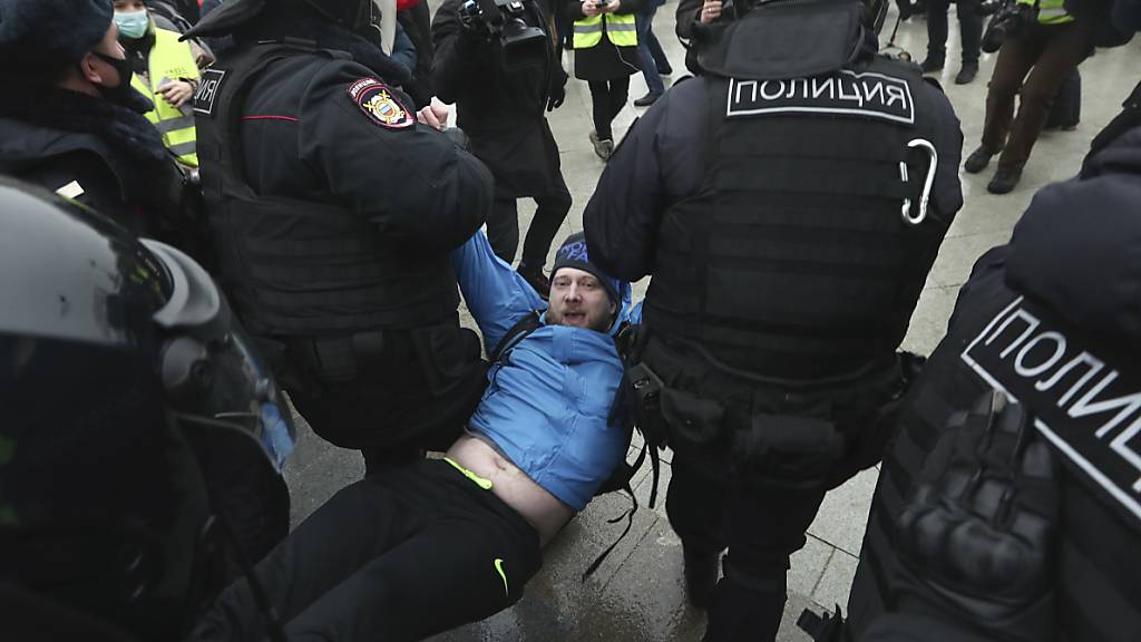 dpatopbilder - Die Polizei trägt einen Mann weg während eines Protestes in Moskau gegen die Inhaftierung des Oppositionsführers Nawalny. Foto: Uncredited/AP/dpa