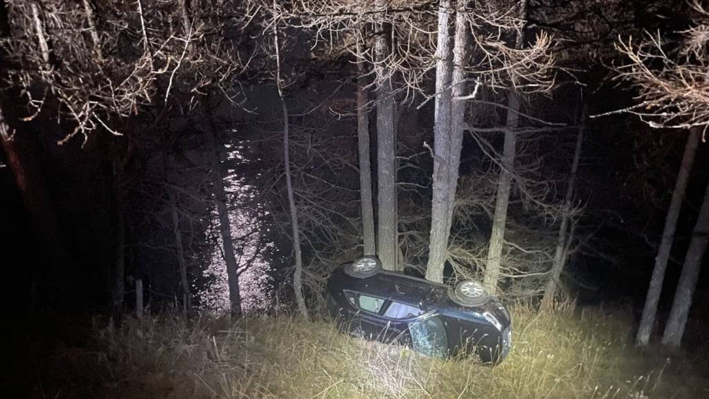 Auto überschlägt sich in Sils GR bei Unfall mehrfach