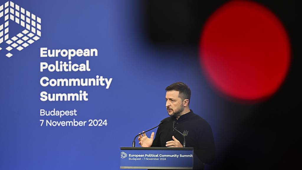 dpatopbilder - Wolodymyr Selenskyj, Präsident der Ukraine, spricht auf einer Pressekonferenz während des Gipfeltreffens der Europäischen Politischen Gemeinschaft (EPG) in der Puskas-Arena. Foto: Denes Erdos/AP/dpa