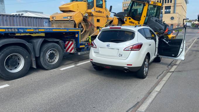 Auto prallt in Rotkreuz in frei rollende Strassenwalze