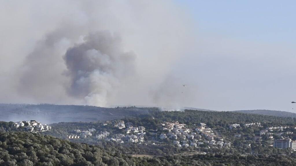 Die Feuer wüten nah an dem auch bei Touristen beliebten pittoresken Küstenort Ildir in der Provinz Izmir. Foto: Anne Pollmann/dpa
