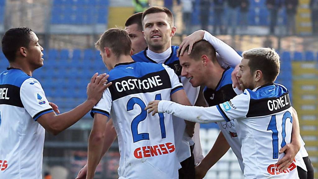 Atalantas Spieler freuen sich über den ersten Treffer von Mario Pasalic
