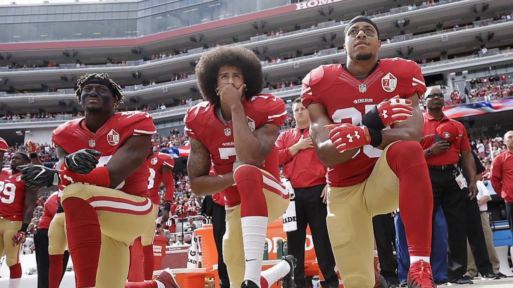 American-Football-Star Colin Kaepernick (Bildmitte) ging vor zwei Jahren während der amerikanischen Hymne auf die Knie und zog so den Zorn von US-Präsident Trump auf sich.(Archivbild)