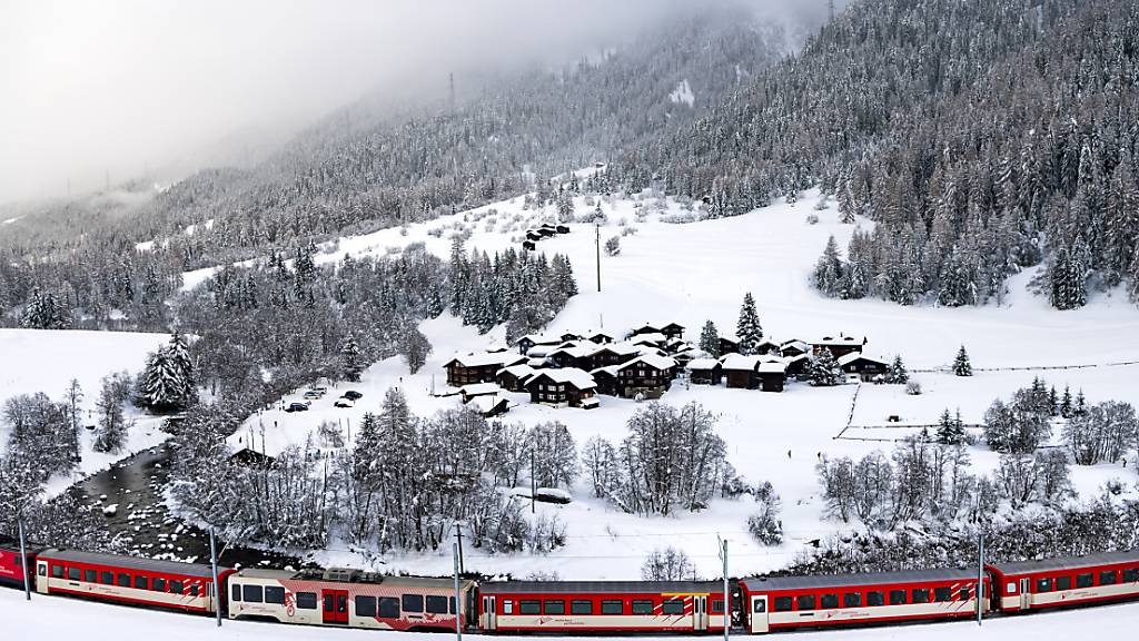 Mehrere Strecken der Matterhorn Gotthard Bahn sind derzeit wegen Schneefall und wegen Lawinengefahr gesperrt. (Archivbild)