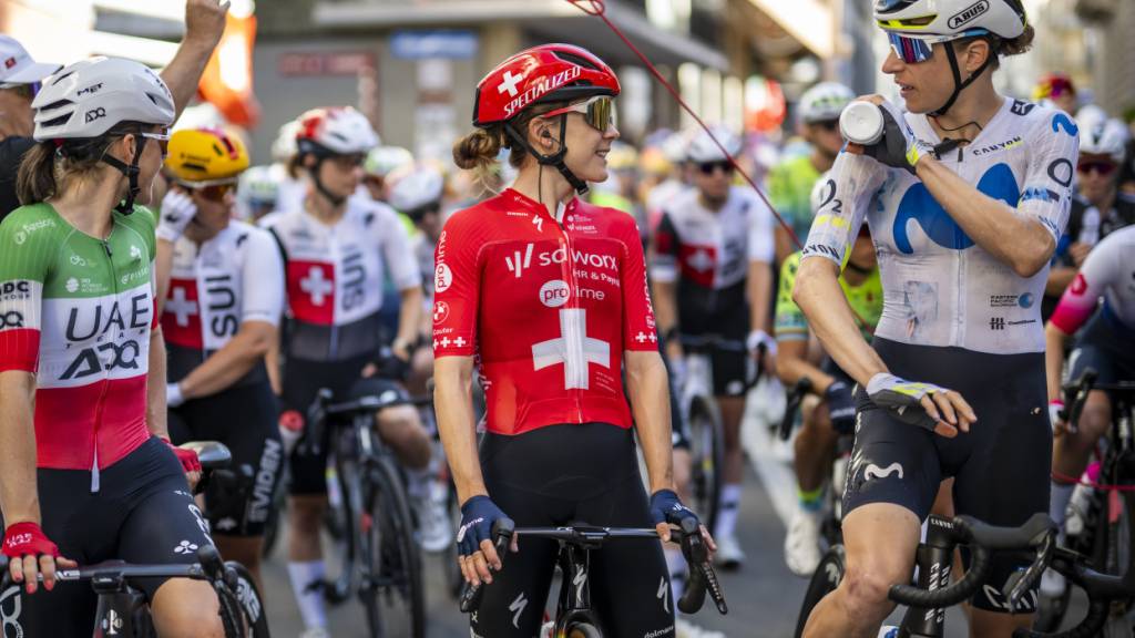 Schweizer Meisterin Steffi Häberlin unterhält sich vor dem Start in Sondrio mit Marlen Reusser (rechts)