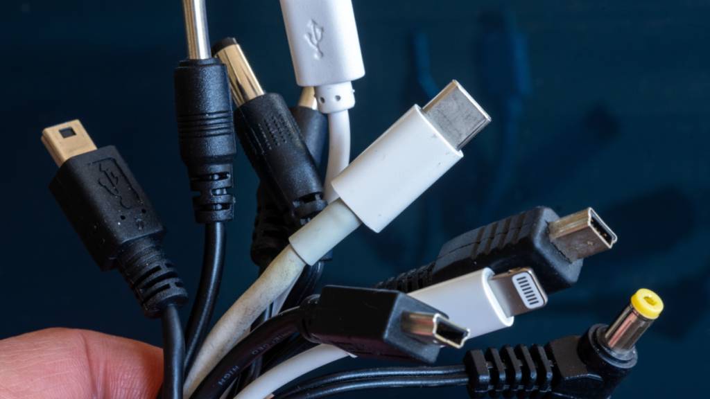 Im Bild: Ein Bündel unterschiedlicher Ladekabel für Elektrogeräte wie Mobiltelefone oder Laptops. Bei Kontrollen des Bundes fiel 2025 jedes vierte Elektrogerät durch. Betroffen waren unter anderem  Ladegeräte. (Archivbild)