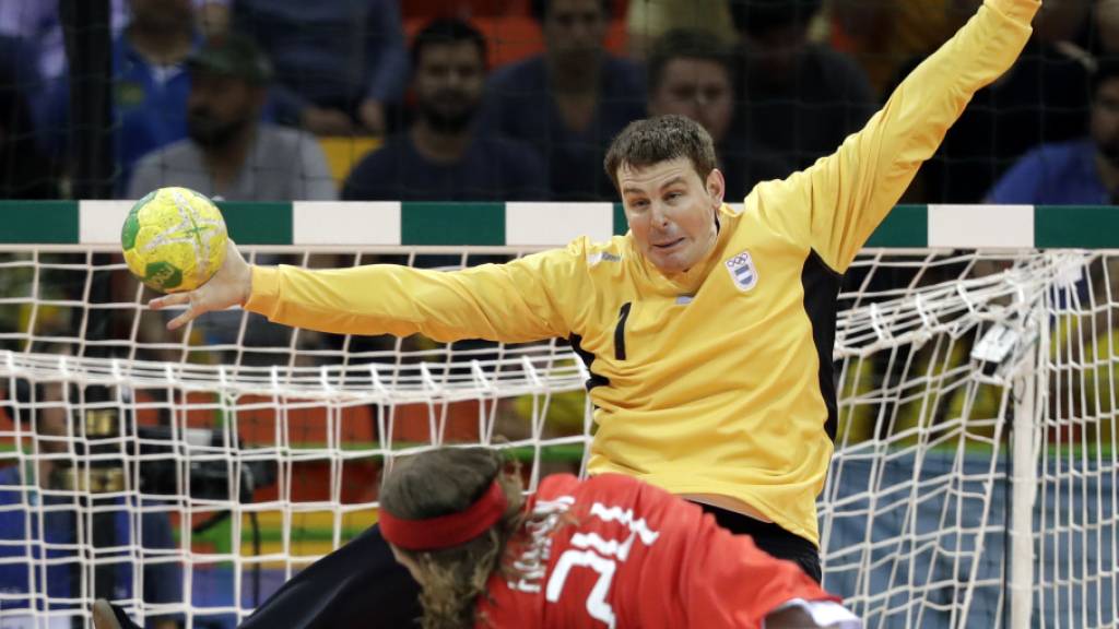 Matias Schulz stellte sich bei den Olympischen Spielen in Rio 2016 einem Penalty von Dänemarks Mikkel Hansen
