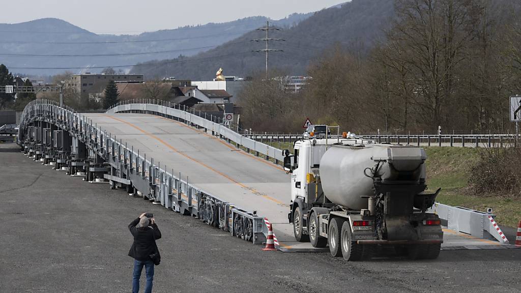 Ein Lastwagen befährt die verbesserte, mobile Baustellenbrücke des Astra auf einem Lagerplatz an der A1 bei Rothrist AG bei einem Medientermin.