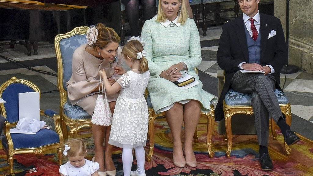 Gerade würdigen sie sich keines Blickes: Doch wie Facebook-Bilder der schwedischen Prinzessin Madeleine (links) zeigen, sind die kleine Prinzessin Estelle (stehend) und ihre Cousine Leonore (sitzend) beste Freundinnen.
