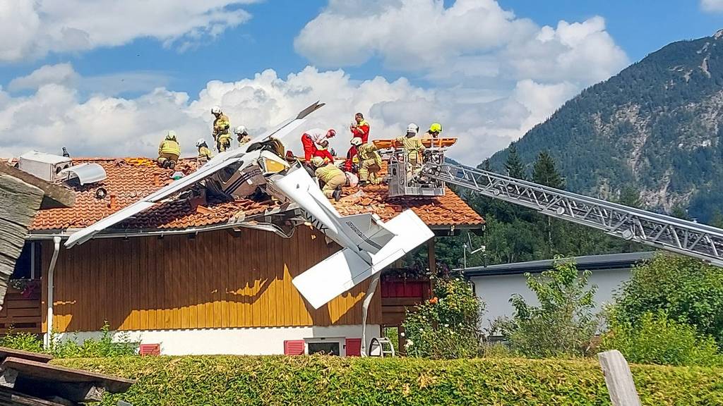 In Höfen im Tirol im Westen Österreichs stürzte am Sonntag ein Flugzeug auf ein Hausdach. Die beiden Flugzeuginsassen wurden schwer verletzt.