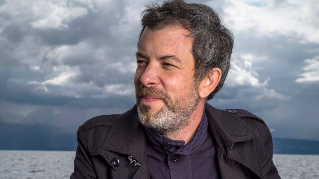 Der Schweizer Autor Pascal Janovjak geht in «Die Fahrt der Salem» einem spektakulären Betrugsfall in der Seefahrtsgeschichte nach. Der Roman ist eine Spurensuche, der die historische Tatsache um den Untergang des Öltankers Salem mit literarischen Elementen verquickt.