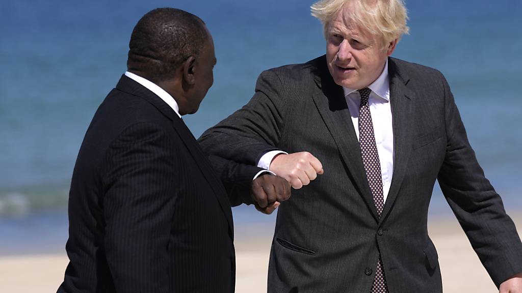 Boris Johnson (r), Premierminister von Großbritannien, begrüßt Cyril Ramaphosa, Präsident von Südafrika, während des G7-Gipfels. Foto: Kirsty Wigglesworth/AP/dpa