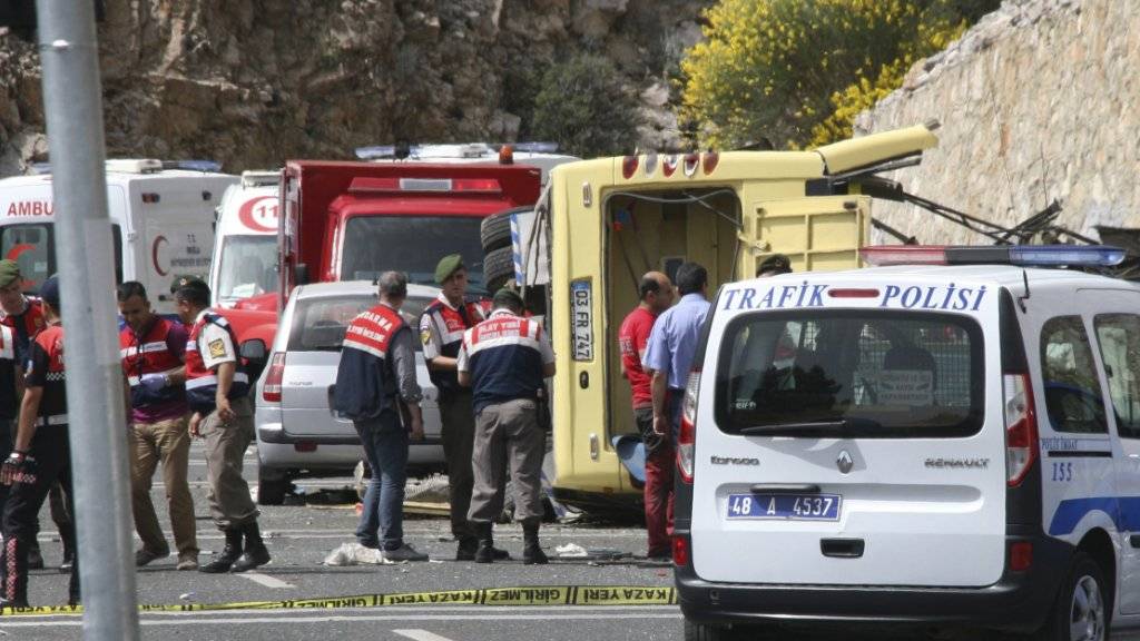 Türkische Polizei und Rettungskräfte am Unfallort beim gelben Unglücksbus
