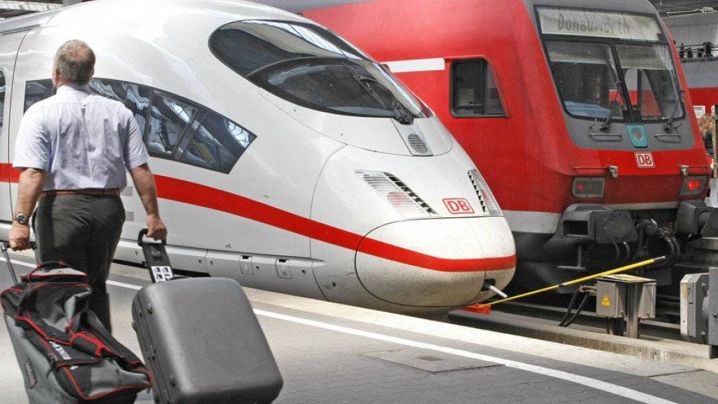 Monatelang hat ein angestelltes Ehepaar mutmasslich Geld aus öffentlichen Toiletten am Münchner Hauptbahnhof geklaut. Nun sind sie in Untersuchungshaft. (Themenbild)