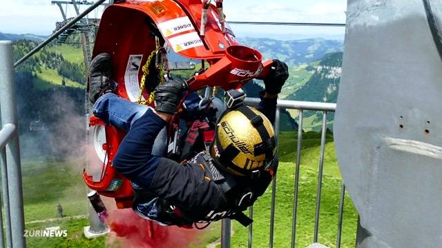 Verrückter Weltrekord: Mit der Vespa die Seilrutsche runter