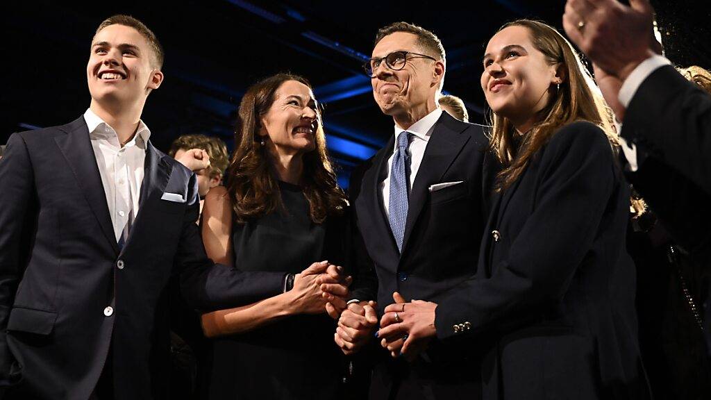 Alexander Stubb (m), Präsidentschaftskandidat der National Coalition Party (NCP), reagiert beim Wahlempfang auf die ersten Ergebnisse. Foto: Emmi Korhonen/Lehtikuva/dpa
