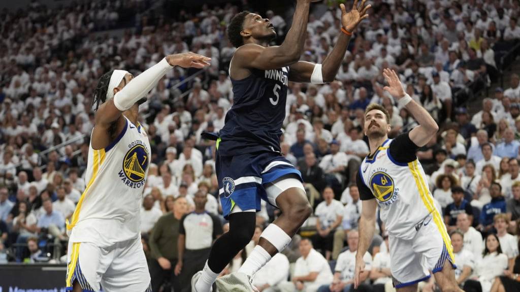 Dank einem starken Anthony Edwards (Bildmitte) schalten die Minnesota Timberwolves die Golden State Warriors in den NBA-Playoffs aus