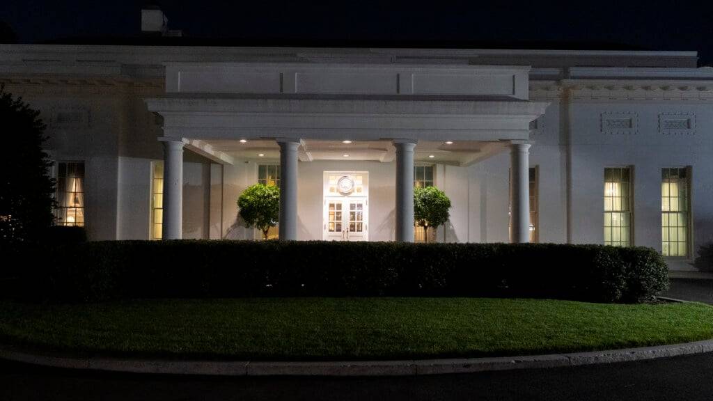 Der Westflügel ist beleuchtet, als US-Präsident Trump im Ostzimmer des Weißen Hauses in Washington spricht, nachdem das US-Militär drei Standorte im Iran angegriffen hat. Foto: Alex Brandon/AP/dpa