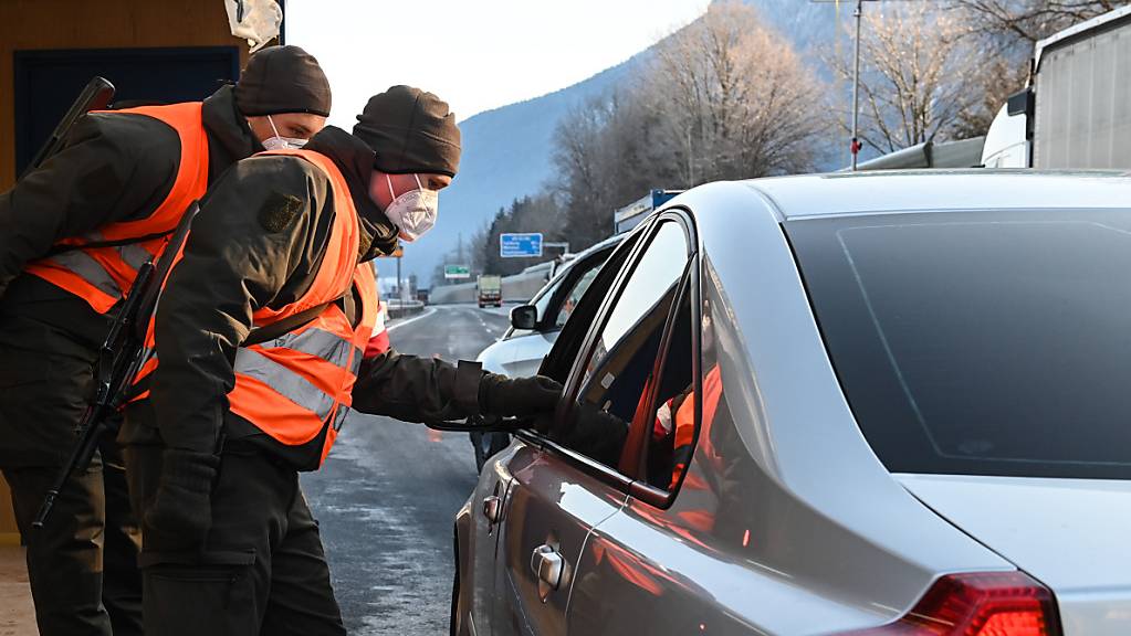 Polizisten kontrollieren einen Autofahrer bei der Ausreise aus Tirol an der Grenze zu Deutschland bei Kufstein. (Archivbild)
