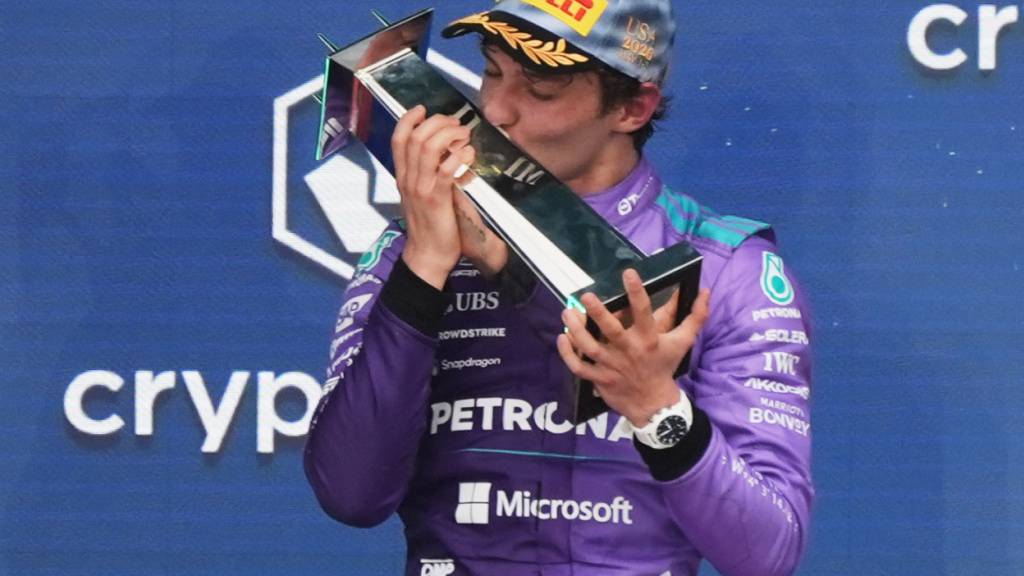 Kimi Antonelli küsst nach seinem Triumph in Miami die Siegertrophäe