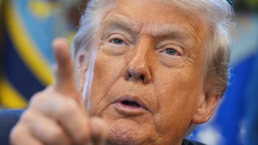 US-Präsident Donald Trump beantwortet Fragen von Reportern im Weißen Haus. Foto: Evan Vucci/AP/dpa