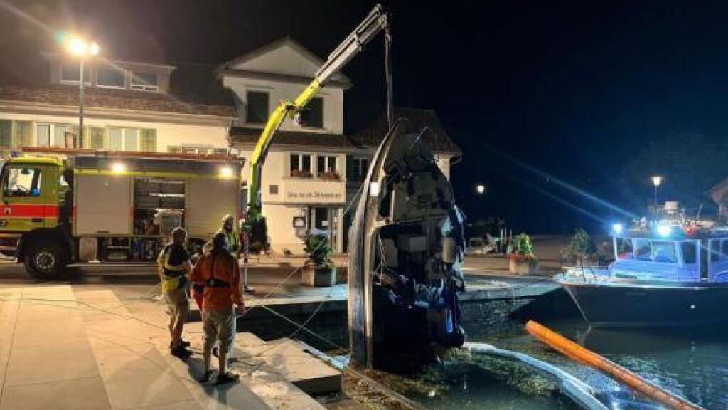 Einsatzkräfte bargen in Stäfa ein im Gewitter gekentertes Motorboot.