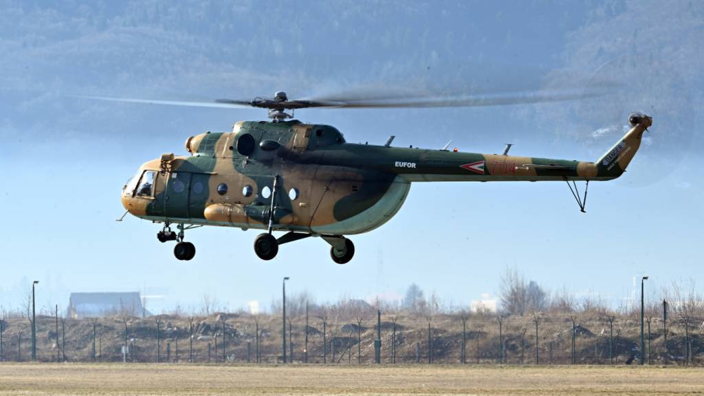 ARCHIV - Eine Vorführung im EUFOR Camp Butmir zeigt die Evakuierung von Personen mit Hilfe eines Hubschraubers (Helikopters Mi 8). Foto: Soeren Stache/dpa