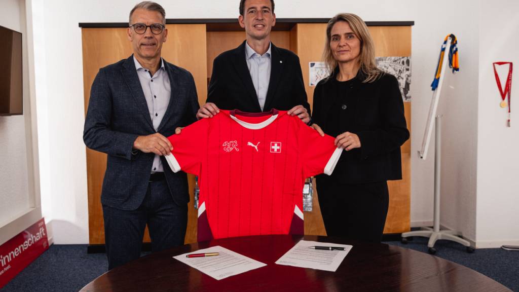 Rafel Navarro flankiert von Peter Knäbel, Präsident und Marion Daube, Direktorin Frauenfussball beim SFV