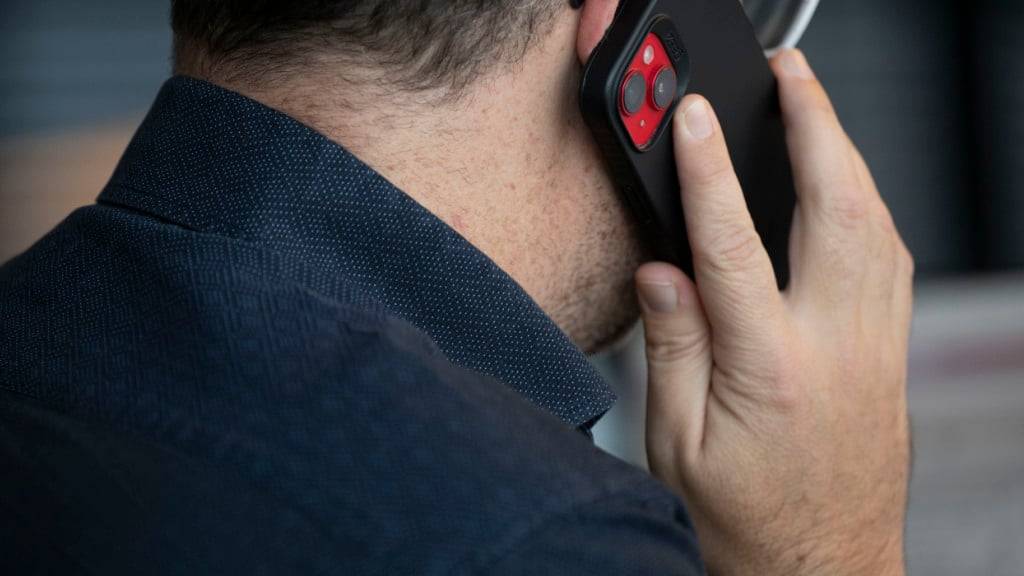 Wir sind ständig umgeben von elektromagnetischem Rauschen - erzeugt von Mobiltelefonen, WLAN-Routern, Stromleitungen oder natürlichen Quellen. Ein von Forschenden der Universität Freiburg entwickeltes Material kann dieses Rauschen effizient in elektrische Signale und Ströme umwandeln. (Symbolbild)