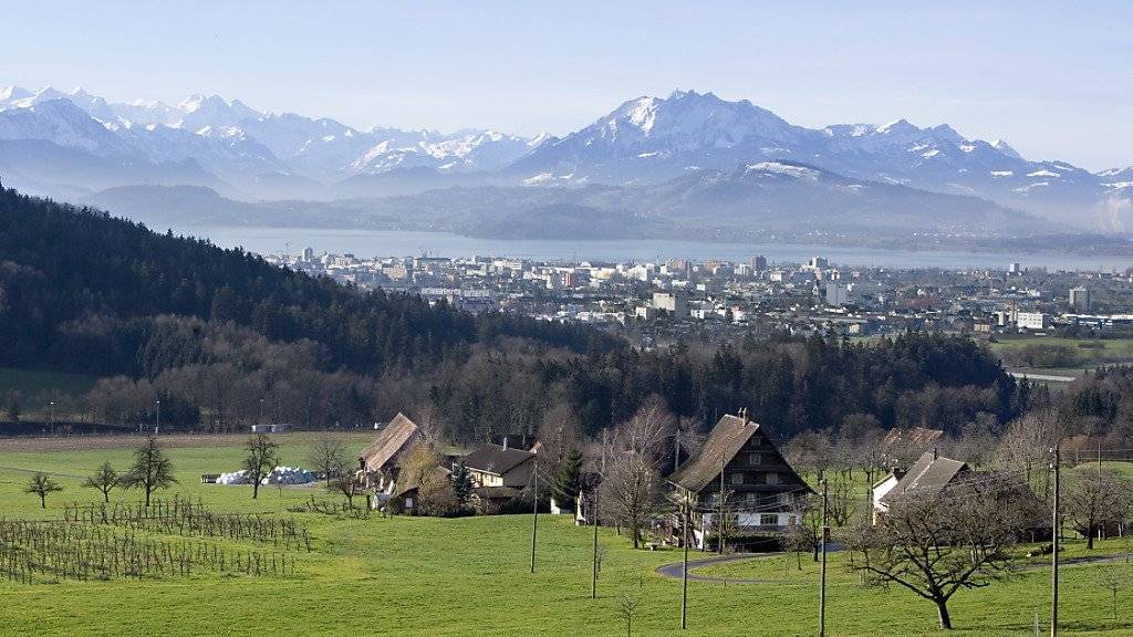 Der Pilatus, der See und die Stadt Zug haben im letzten Jahr 2000 Airbnb-Gäste angelockt. Die privaten Gastgeber zahlen nun die entsprechende Kurtaxe automatisch. (Archiv)
