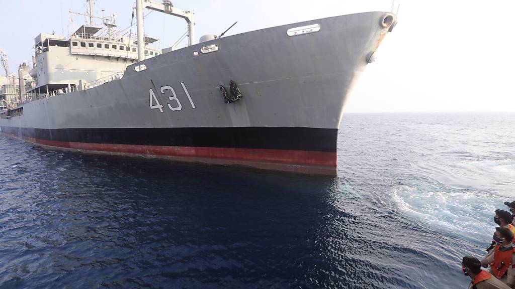 Das Unterstützungsschiff «Kharg», das größte Kriegsschiff der iranischen Marine, fing Feuer und sank im Golf von Oman unter unklaren Umständen. Dies berichteten halbamtliche Nachrichtenagenturen. Foto: Uncredited/Iranian Army/AP/dpa Foto: Uncredited/Iranian Army/AP/dpa