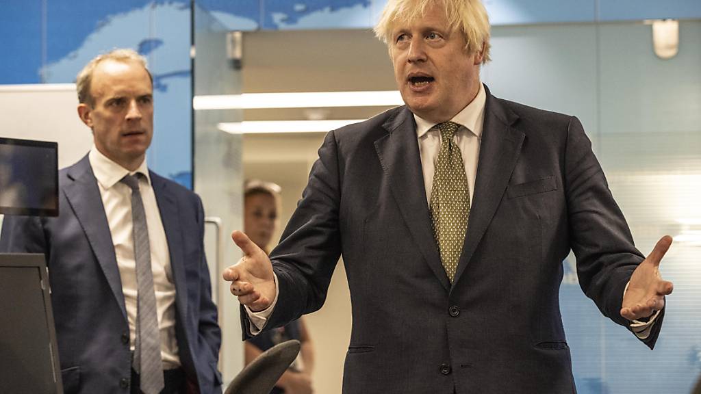 Boris Johnson, Premierminister von Großbritannien, bei einem Besuch im Krisenzentrum des Amtes für Auswärtige Angelegenheiten. Foto: Jeff Gilbert/Daily Telegraph/PA Wire/dpa - ACHTUNG: Nur zur redaktionellen Verwendung und nur mit vollständiger Nennung des vorstehenden Credits