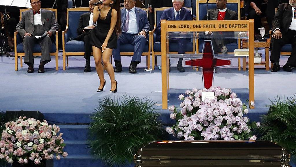 Zahlreiche Prominente - darunter der ehemalige US-Präsident Bill Clinton (Mitte) und die Sängerin Ariana Grande (vorne) - haben der verstorbenen «Queen of Soul», Aretha Franklin, die letzte Ehre erwiesen.