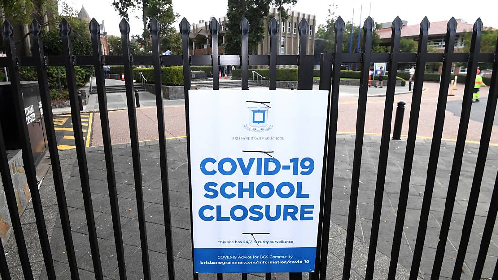 A Covid-19 closure sign on the gate of the Brisbane Grammar School, Monday, August 2, 2021. Brisbane and other SEQ local government areas are currently in lockdown due to a growing covid cluster. (AAP Image/Dan Peled) NO ARCHIVING