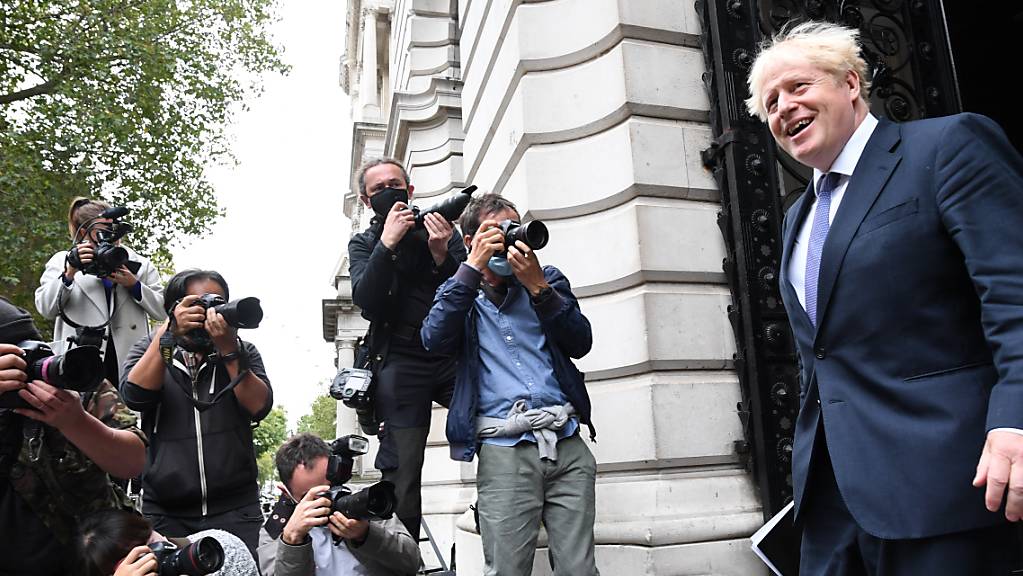 Boris Johnson, Premierminister von Großbritannien, kehrt nach einer Kabinettssitzung im Foreign and Commonwealth Office (FCO) in die Downing Street 10 in London zurück. Foto: Stefan Rouseau/PA Wire/dpa