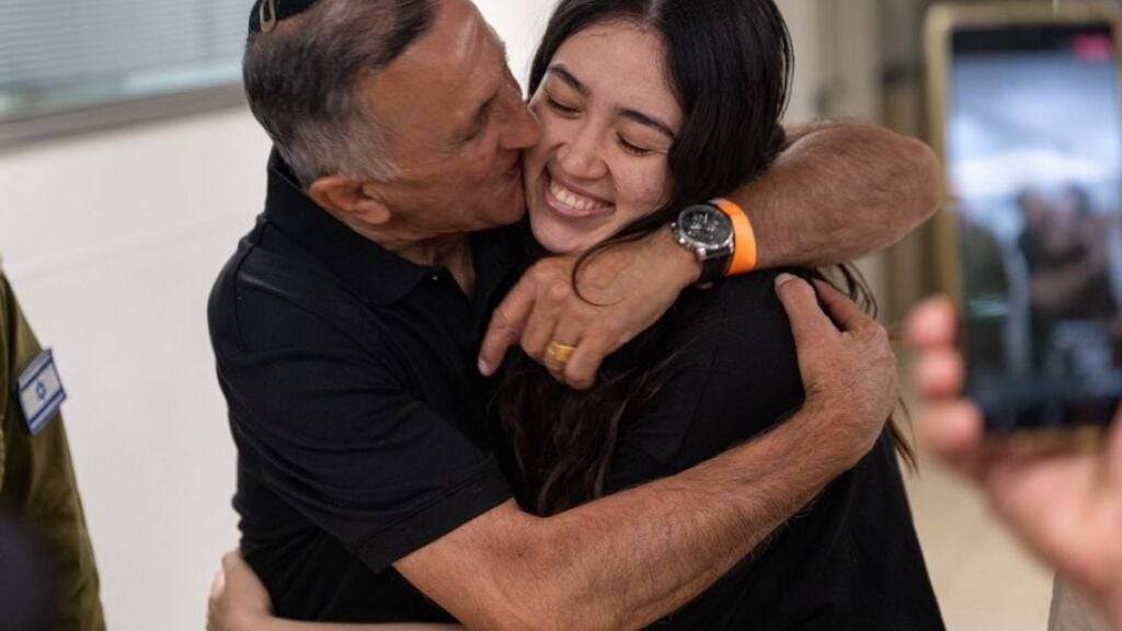 dpatopbilder - HANDOUT - Die israelische Geisel Noa Argamani (r) umarmt Familienangehörige im Sheba Tel-HaShomer Medical Centre, nachdem sie von der israelischen Armee aus der Gefangenschaft im Gazastreifen befreit wurde. Foto: -/IDF Spokesperson's unit via GPO/dpa - ACHTUNG: Nur zur redaktionellen Verwendung und nur mit vollständiger Nennung des vorstehenden Credits