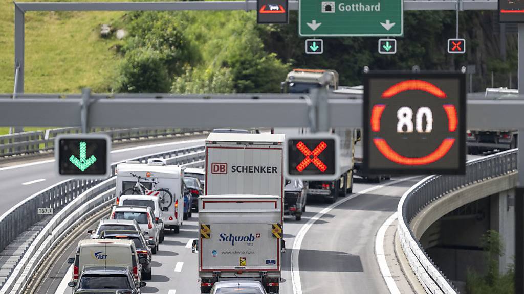 Zum Beginn dieses Wochenendes führt der Reiseverkehr in Richtung Süden erneut zu einem langen Stau vor dem Gotthardtunnel. (Archivbild)