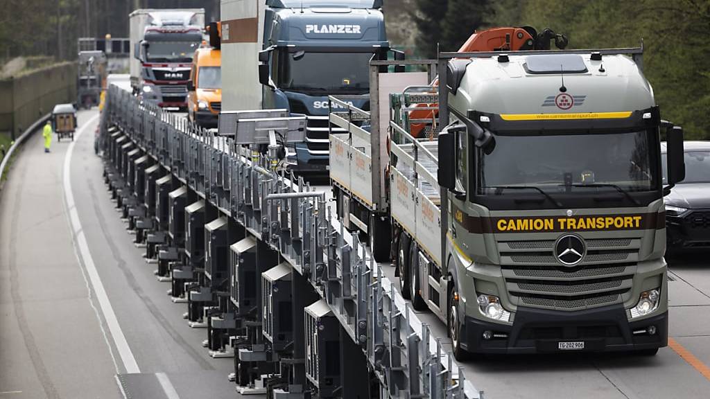 Während darunter gearbeitet wird, rollt der Verkehr über die Astra-Bridge auf der Autobahn A1 zweispurig weiter. (Archivbild)