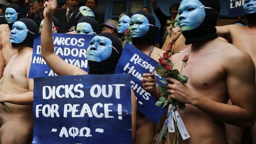Diese Studenten gingen nackt auf die Strasse, um gegen die Umbettung von Marcos' Leiche in einen Heldenfriedhof zu demonstrieren.