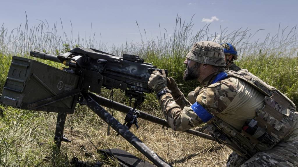 Ein ukrainischer Soldat feuert einen MK19-Granatwerfer in Richtung russischer Stellungen an der Frontlinie in der Nähe von Bachmut. Foto: Alex Babenko/AP/dpa