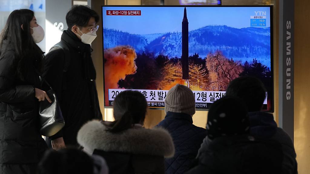 Nordkorea bestätigte am Montag den Teststart einer ballistischen Mittelstreckenrakete. Foto: Ahn Young-Joon/AP/dpa