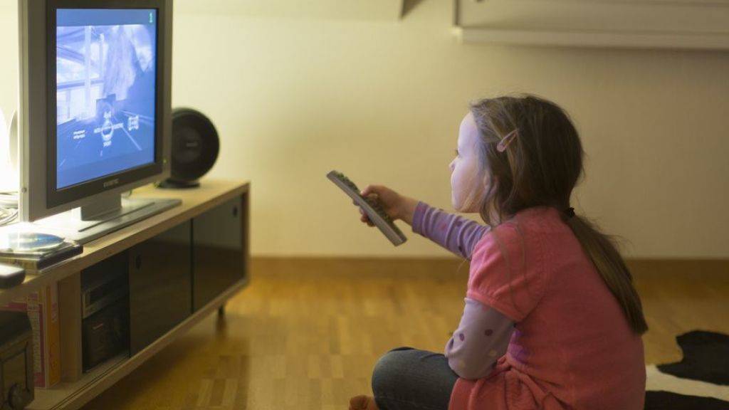 Die TV-Nutzung in der Schweiz ist seit Jahren rückläufig, am deutlichsten bei Deutschschweizer Kindern und Jugendlichen. Sassen sie 2013 im Schnitt über eine Stunde vor der Glotze, waren es 2018 nur noch 46 Minuten. (Archivbild)